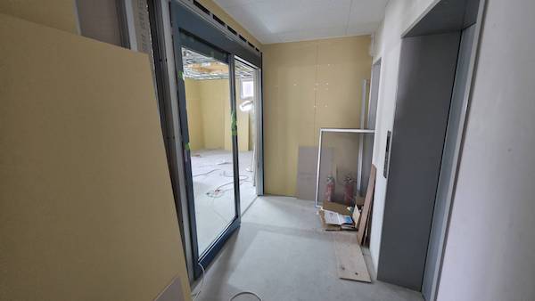 エレベーターから入り口にかけて