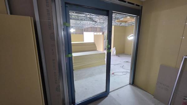 エレベーターから入り口にかけて