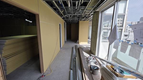 中待合から検査室に向かって