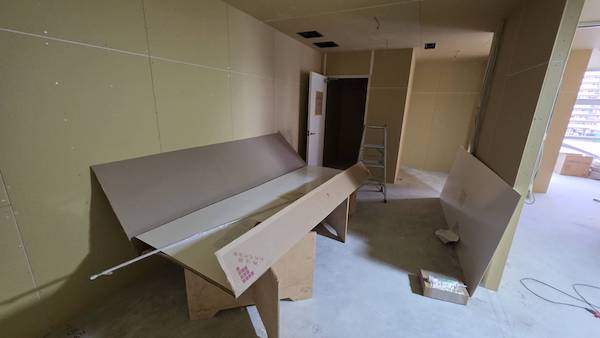 流しスペースから見た検査室とCT室の様子