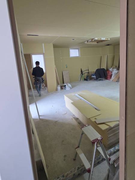 バックヤードから見た待合室の様子